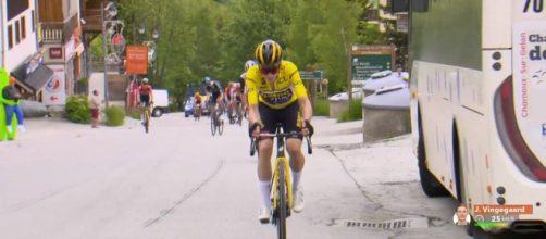 Ciclismo, Jonas Vingegaard all'attacco sulla Croix de Fer