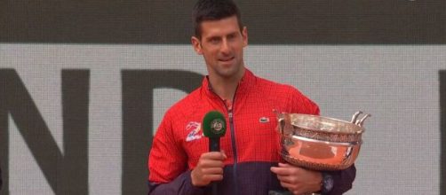 Portant une veste spéciale pour fêter son 23ème Grand Chelem, Djokovic a réussi son match et son passage aux micros. (screen @PVSportFR)