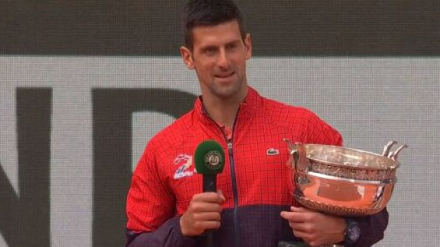 Portant une veste spéciale pour fêter son 23ème Grand Chelem, Djokovic a réussi son match et son passage aux micros. (screen @PVSportFR)
