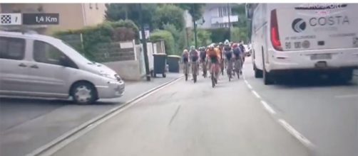 Ciclismo, traffico sul percorso del Tour de Pyrenees.