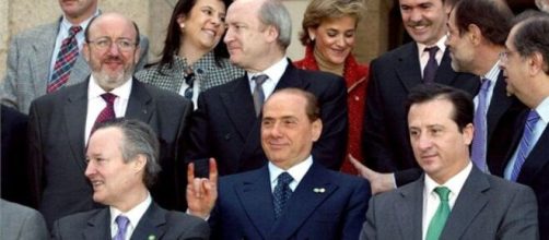 Il gesto delle corna di Berlusconi nel 2002.