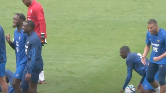 Mbapp&eacute; heureux apr&egrave;s une victoire &agrave; l'entrainement. (screenshot Twitter - @youtubeequipedefrance)