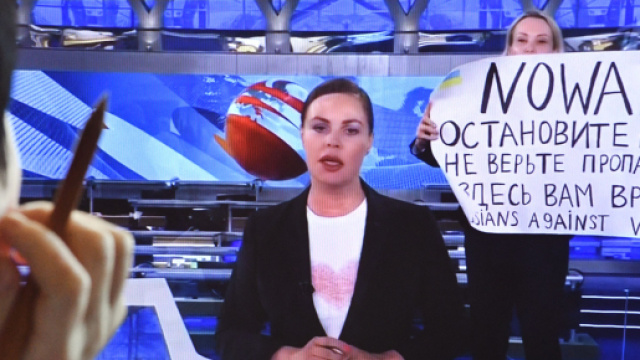Marina Ovsjannikova, la giornalista allontanata dalla tv russa dopo le proteste contro la guerra in Ucraina.