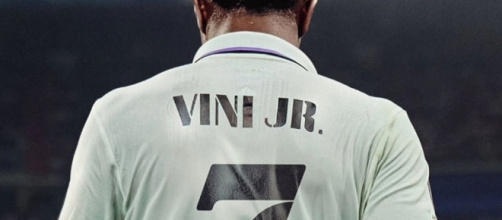 Vinicius Junior arborera fièrement le mythique numéro 7 dans le dos. (capture Twitter @realmadrid)