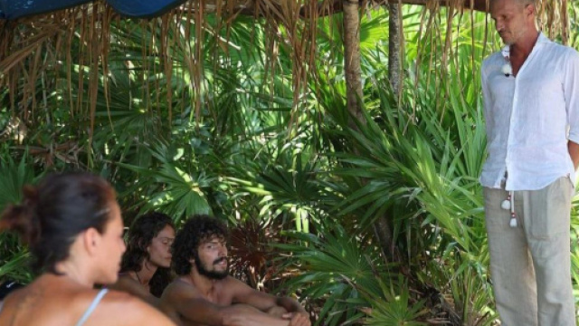 L'Isola dei famosi, i naufraghi scoprono della morte di Berlusconi.