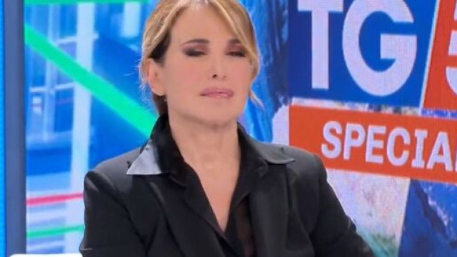 Barbara d'Urso imbarazzata al Tg5.
