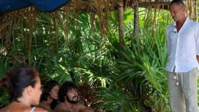 Isola dei Famosi, Helena in lacrime per la morte di Silvio Berlusconi: 'Brutta notizia'.