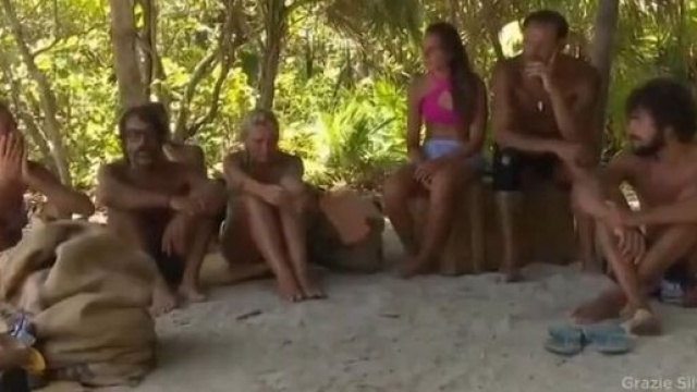 L'Isola dei famosi, i concorrenti scossi per la morte di Berlusconi: 'È la fine di un'era'.