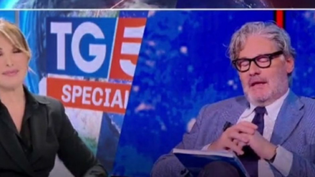 Silvio Berlusconi, Del Debbio gela D'Urso durante lo speciale: 'Autorizzata a piangere'.