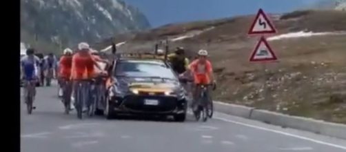 Ciclismo, raffica di espulsioni al Giro d'Italia Next Gen per il traino sullo Stelvio.