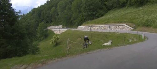 Ciclismo, la caduta di Filippo Zana al Giro di Slovenia.
