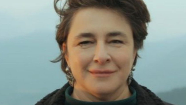 Terra amara, Behice vede i documenti di cui Fikret è entrato in possesso.