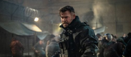 Chris Hemsworth em cena de 'Resgate 2' (Reprodução/Netflix)