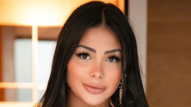 Maeva Ghennam se fâche pour une sauce barbecue oubliée (photos : Marva Ghennam, Instagram :@maevaghennam)