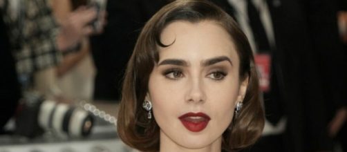 Lily Collins, l'actrice principale de Emily in Paris (Screenshoot Twitter @20minutesCult)