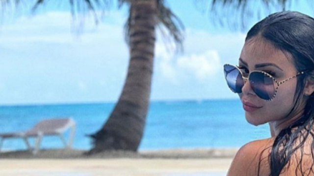 Maeva Ghennam en bikini à la piscine (Screenshoot Twitter @NextPlz_fr)