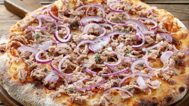 Pizza rustica con le cipolle, una deliziosa variante del piatto classico napoletano.