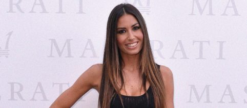 Moda, outfit tendenze estate 2023: gonna pareo di Elisabetta Gregoraci e il denim a zampa