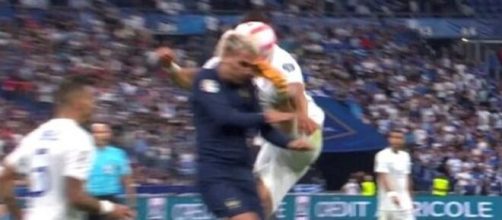 Les restes de la faute subie par Antoine Griezmann (capture Twitter @Actu Foot)