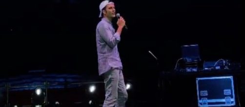 Edoardo Donnamaria canta al Pizza Village e chiama Antonella: 'Questa canzone è per lei'.