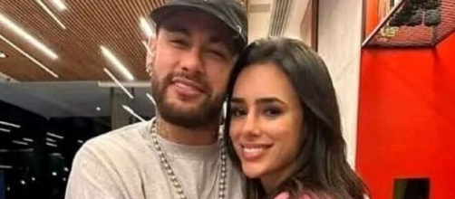 Neymar et sa petite amie, Bruna Biancardi (capture Twitter Football mondial)
