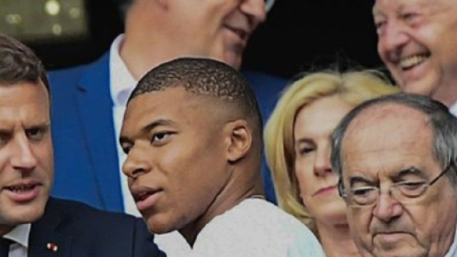 Emmanuel Macron et Kylian Mbappé (capture Twitter @RMCsport)