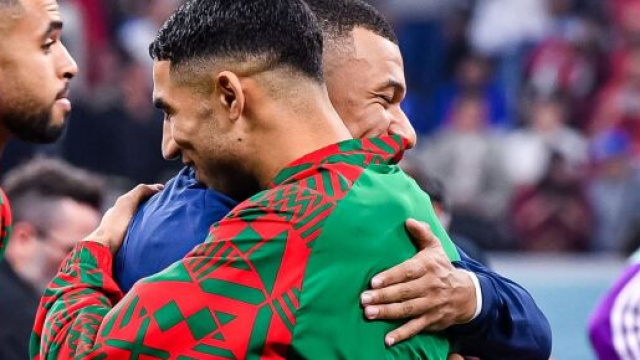 Mbappé et Hakimi très proches en dehors des terrains. (screenshot Twitter - @ActuFoot_)