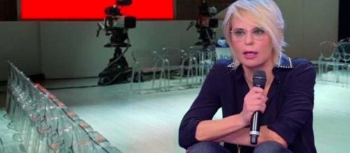 Uomini e donne, Maria rivoluziona il programma: trono classico a rischio, spuntano i vip.