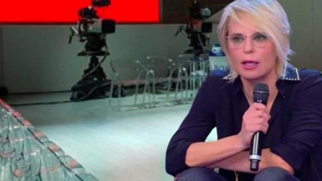 Uomini e donne, Maria rivoluziona il programma: trono classico a rischio, spuntano i vip.