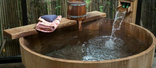 L'ofuro, tradizionale bagno giapponese immerso nella natura.