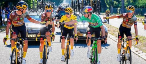 Ciclismo, la Jumbo-Visma in trionfo allo scorso Tour de France.