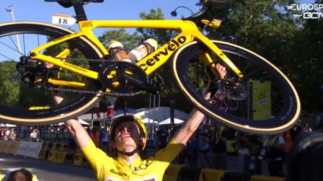 Ciclismo, il vincitore del Tour de France Jonas Vingegaard.