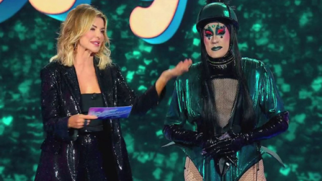 Patrizio Rispo assieme ad Alba parietti. L'attore di Un posto al sole si è esibito nei panni della drag queen Varenne Soleil