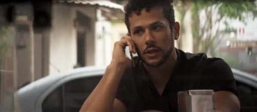 Após sequestro, Ramiro pedirá e ajuda a Kelvin para ter um álibi (Reprodução/TV Globo)