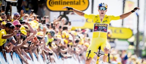 Ciclismo, Wout van Aert in maglia gialla al Tour de France.