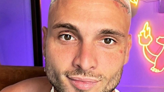 Bastos éliminé de Love Island après la polémique de son tatouage raciste. (Screenshot Instagram @bastoswithlove )
