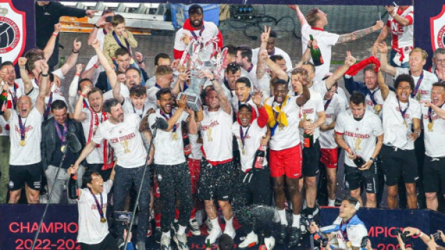 Champion au bout du suspense, les émotions des supporters du Royal Antwerp, tout comme le trophée ont souffert. (screenshot @official_rafc)