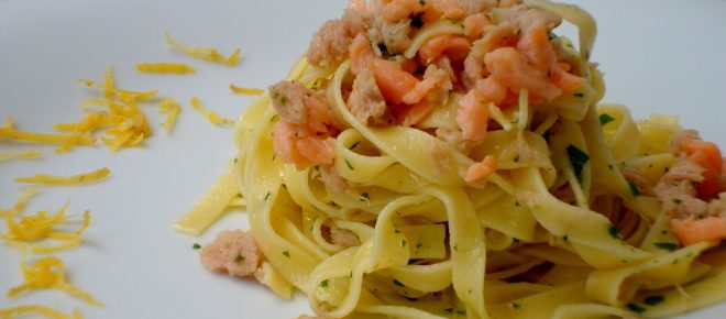 Tagliatelle al salmone affumicato, una ricetta tradizionale italiana deliziosa e raffinata