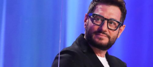 Isola dei Famosi, Enrico Papi rimproverato dalla regia: 'Siediti' (Video).