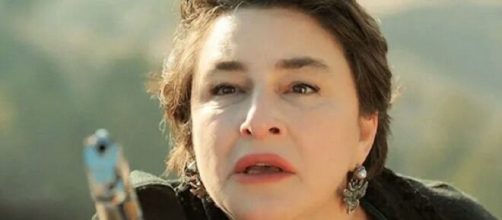 Terra amara, trame turche: Behice si toglie la vita durante lo scontro con Demir.