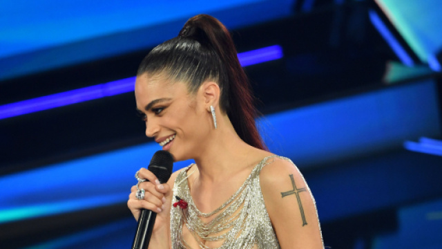 Moda e outfit tendenze estate 2023, l'abito lungo a righe di Jennifer Lopez e la minigonna fucsia di Elodie