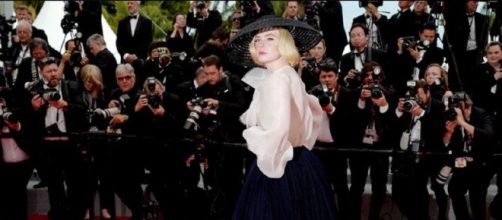 Elle Fanning au festival de Cannes (Screenshoot Twitter @VogueRunway)