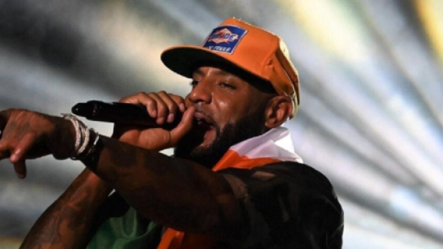 Le rappeur Booba lors d'une prestation (Screenshoot Twitter @RFI)