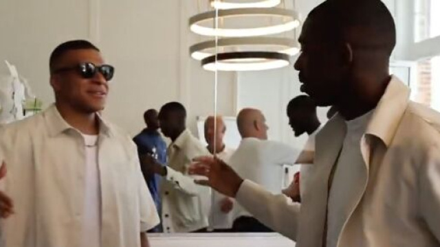 Ousmane Dembélé et Kylian Mbappé très proches en équipe de France. (screenshot Twitter - @kybappee)