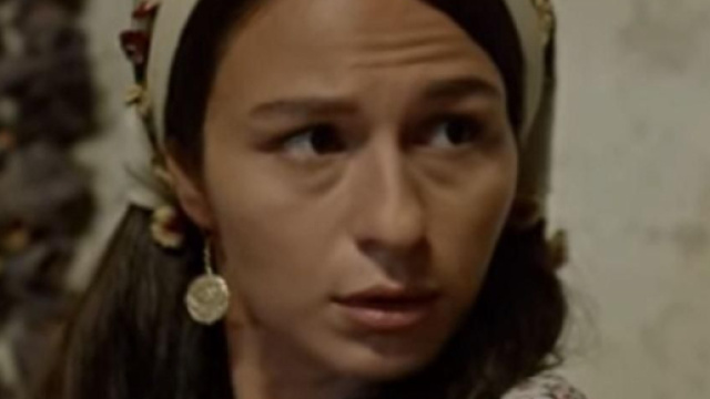 Terra amara, Saniye distrugge la serra. per non farvi entrare Sevda.