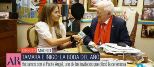 El padre Ángel dijo que la hija de Isabel Preysler y el empresario se besaron cuando se dieron el 'sí quiero' (Captura de pantalla de Telecinco)