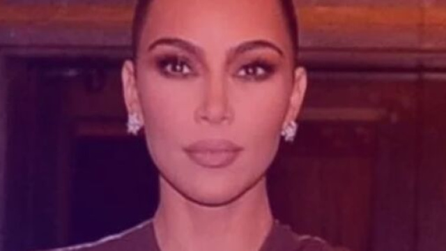 Kim Kardashian partage une photo sur laquelle apparait l'ombre d'une femme à la fenêtre ( capture instagram @kimkardashian )