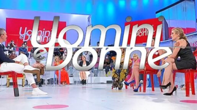 Uomini e donne, De Filippi anticipa il ritorno.