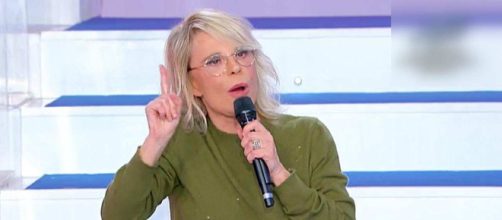 Uomini e donne, cambio programmazione: Maria De Filippi torna prima per sfidare Rai 1.