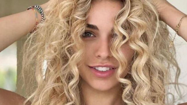 Uomini e donne, Carola cambia look dopo l'addio a Federico e spunta l'ipotesi trono (Foto).